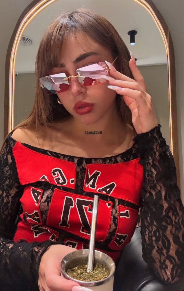 Agusslal's tweet photo. A que mina se imaginan para tenerla así? Yo creo que es la pose perfecta para darle a N1cki https://t.co/EmyjcAD8Z0 https://t.co/xK8S3aESFt