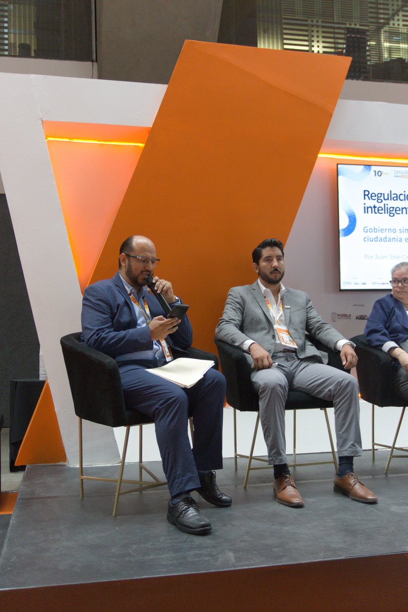 SmartCityLATAM's tweet photo. Regulación Inteligente: Gobierno simple, ciudadanía eficiente

📍 Sala Talavera

Así se vivió la sesión: "Regulación Inteligente: Gobierno Simple, Ciudadanía Eficiente" 🤖

En el Smart City Expo LATAM Congress en Puebla, la sesión de Innovación Digital titulada "Regulación Inteligente: Gobierno Simple, Ciudadanía Eficiente" exploró a fondo cómo la mejora regulatoria y la digitalización integral de los procesos gubernamentales están optimizando la relación entre los municipios y sus ciudadanos.

La sesión contó con un panel de expertos conformado por Juan José Cabrera Padilla, Presidente de la Comisión Nacional de Mejora Regulatoria de Coparmex; Joel Iván Rea Cortés, Director General de Gobierno Electrónico del Ayuntamiento de Puebla; Cecilia Hernández, Directora de Desarrollo SIGSA del Ayuntamiento de Puebla; y José Samuel Rivera Muciño, Titular de la Agencia de Transformación Digital del Gobierno del Estado de Morelos. A través de casos prácticos, se demostró cómo la interoperabilidad tecnológica permite agilizar trámites, automatizar servicios y garantizar certeza jurídica y eficiencia operativa.

Se analizaron diversas plataformas digitales y herramientas de gestión de identidad digital, resaltando su impacto directo en la simplificación administrativa, la reducción de costos y tiempos, y la mejora sustancial de la experiencia ciudadana.

@CoparmexPuebla 
@PueblaAyto 
@GobiernoMorelos 

#SmartCity #México #Puebla #SCELC25 #Congreso