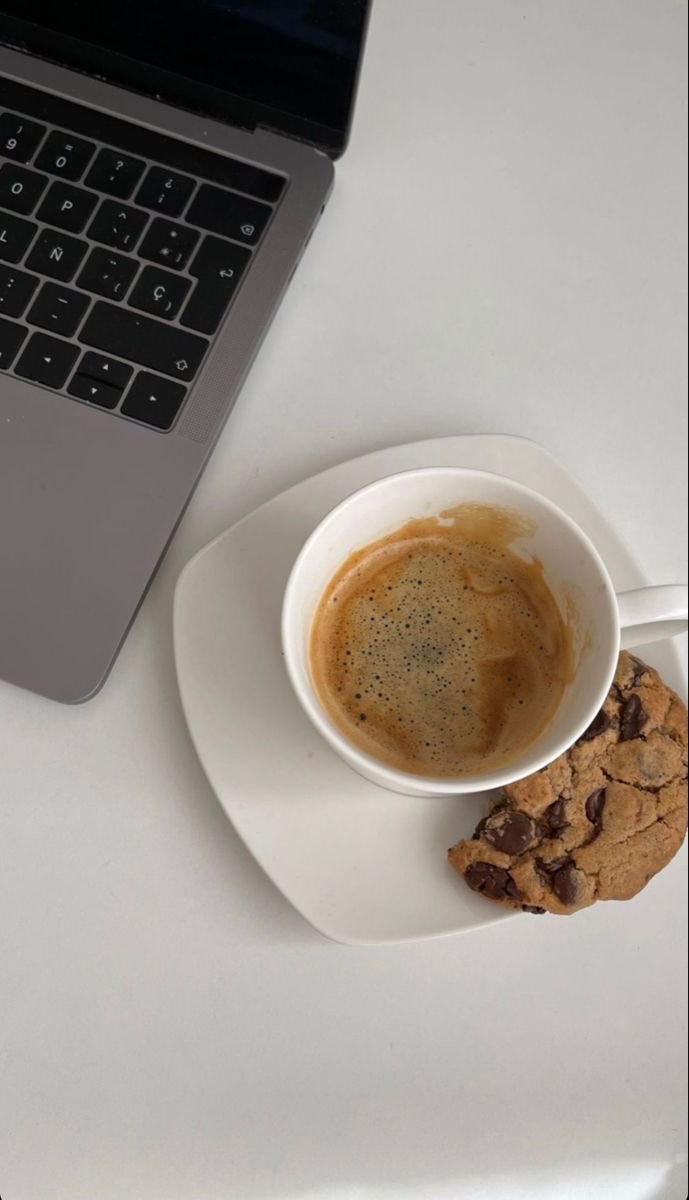 Hoy hasta mi café necesita un café… Hay días que arrancan intensos y se ponen peor… menos mal tengo café, y paciencia (más o menos). 😅
¿Cafecito? ☕️