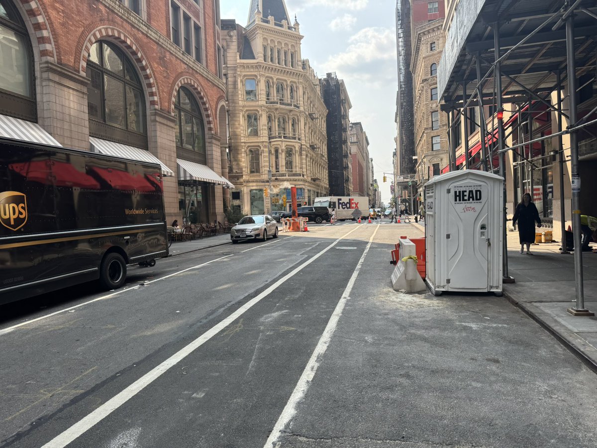 Krustycook's tweet photo. @ConEdison why are you blocking 20th street and not doing any work?  You are making life more difficult for the rest of us. https://t.co/dWCpd9KBRD