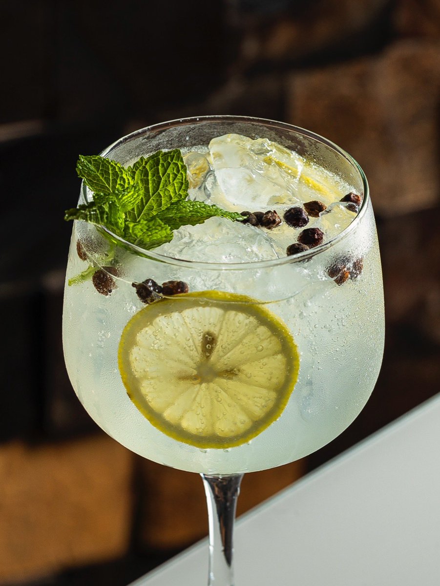 labraciera's tweet photo. G&amp;T Tradicional, quem aí ama? 🍹 https://t.co/DQ4ohv5UGf