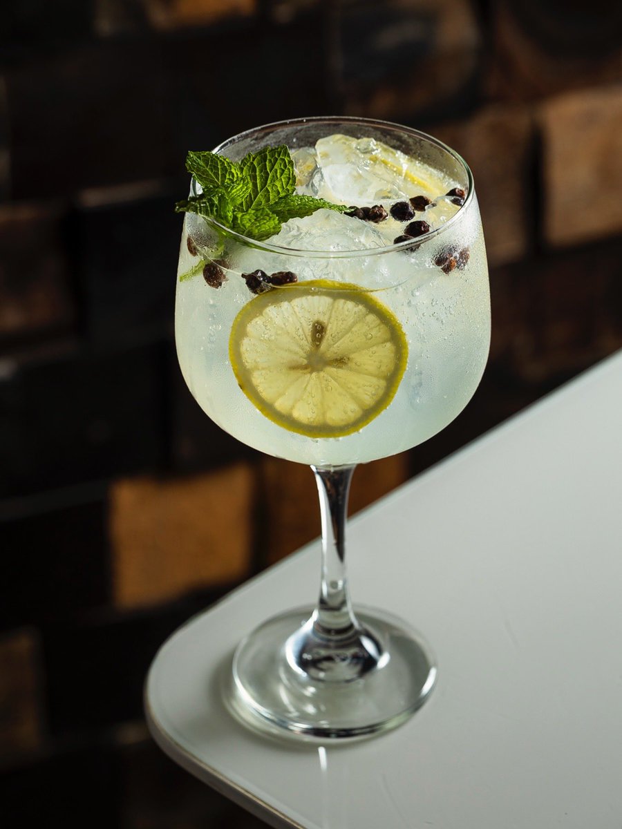 labraciera's tweet photo. G&amp;T Tradicional, quem aí ama? 🍹 https://t.co/DQ4ohv5UGf