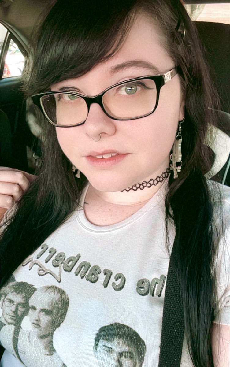 I’ve been sweeping my bangs to the side now :3