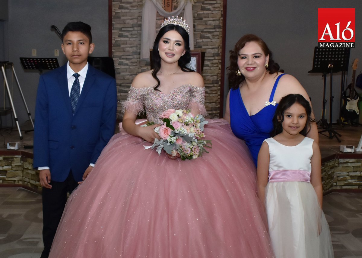 En una linda jovencita se ha convertido Natalia Zedillo Yocupicio,por ello celebró sus 15 años acompañada de sus orgullosos padres, Hiardyd Yocupicio Hernández y José Leobardo Ortiz Reyes, de su hmanita Camila Ortiz Yocupicio, así como de sus padrinos.