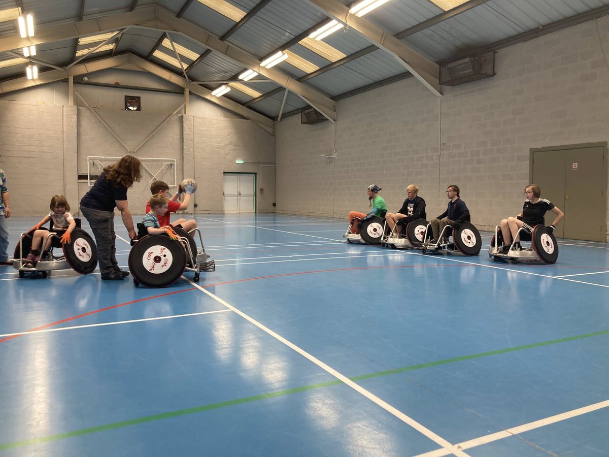 sportcarms's tweet photo. ♿🏀 Lansiad Hwb Chwaraeon Cadair Olwyn yn Sanclêr!
Heno oedd dechrau'r Hwb Chwaraeon Cadair Olwyn cyntaf yng Nghanolfan Hamdden San Clêr! 🙌
🏉🏀🎾 Roedd yn wych gweld pobl ifanc yn cymryd rhan ac yn mwynhau rygbi a thenis cadair olwyn.

@dsw_news @ScarletsWcR https://t.co/LUvRs8S5s2