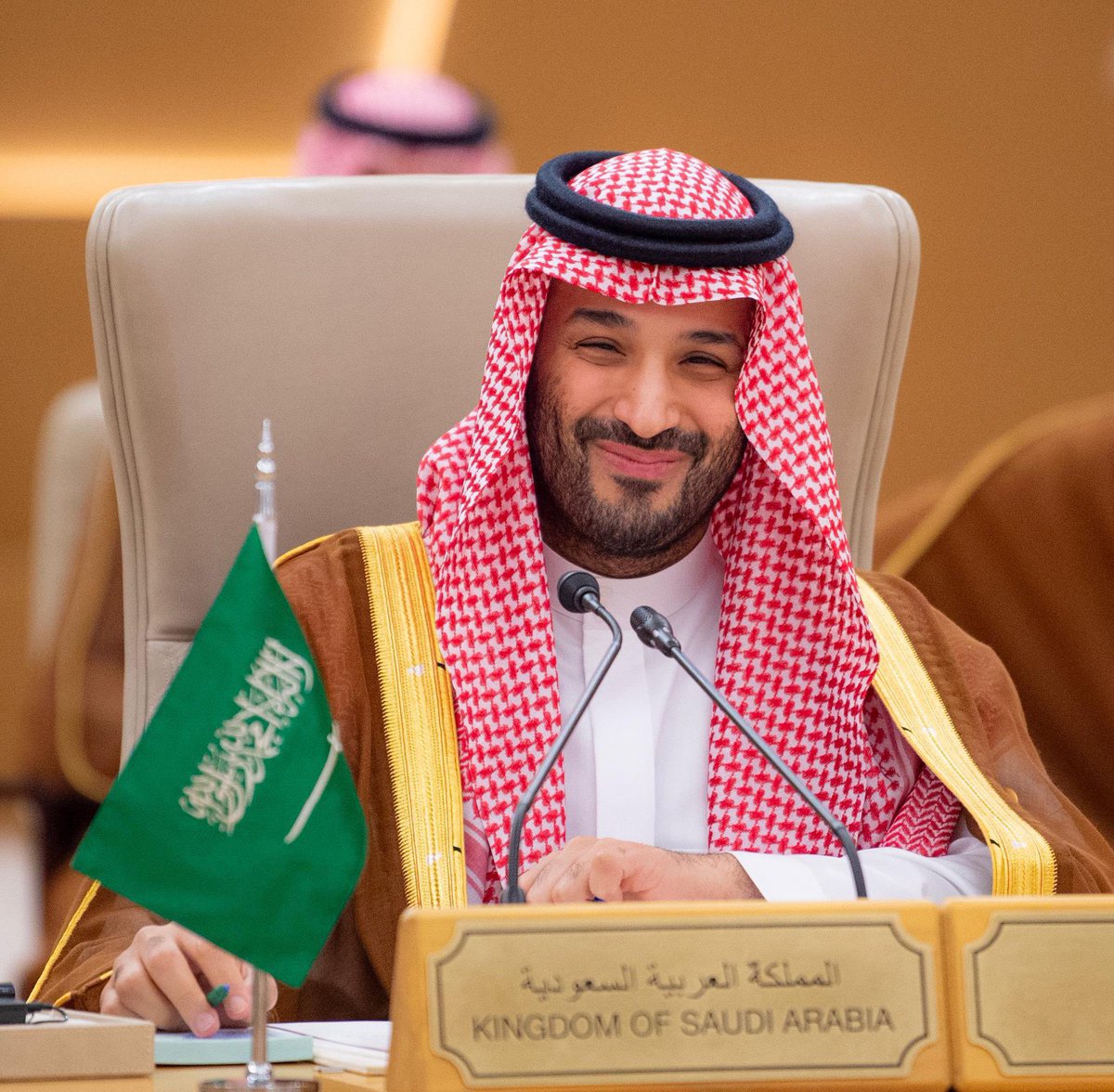 ٠

هـذا  ولي العهد  بالعزم  والمـد
تخضع له أسياد العرب والأجانب
محمد  ترى  مافيه   مثله  محمد 
غير  الرسول  اللي خذا كل جانب 
ياويل  مهنو   في  خطاه   يتعمد 
من  نظرته  تقلب  أسوده  أرانب