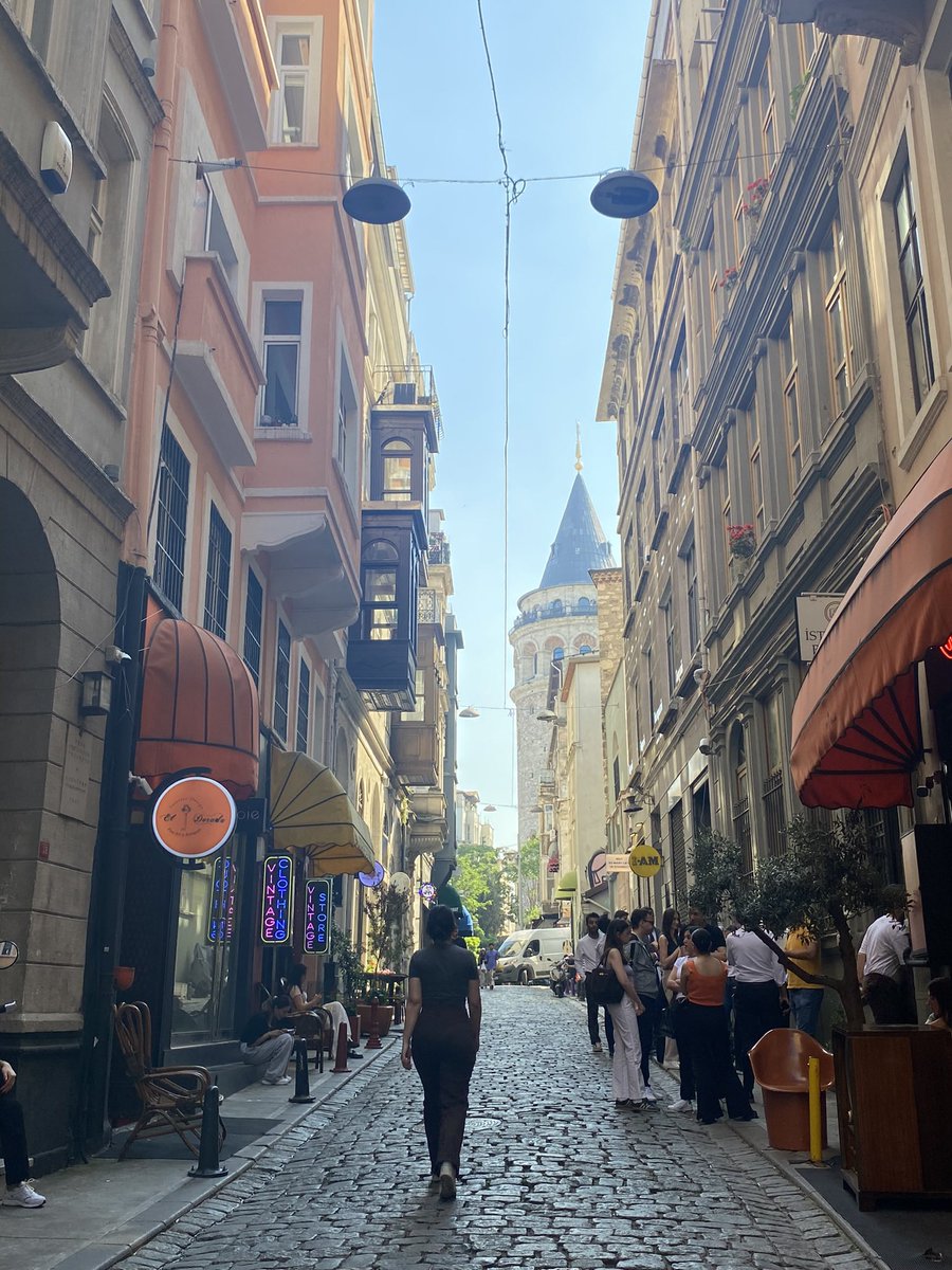 Stajyerlik kötü falan ama ya baromuzun olduğu sokak Galata’yı görmeseydi?