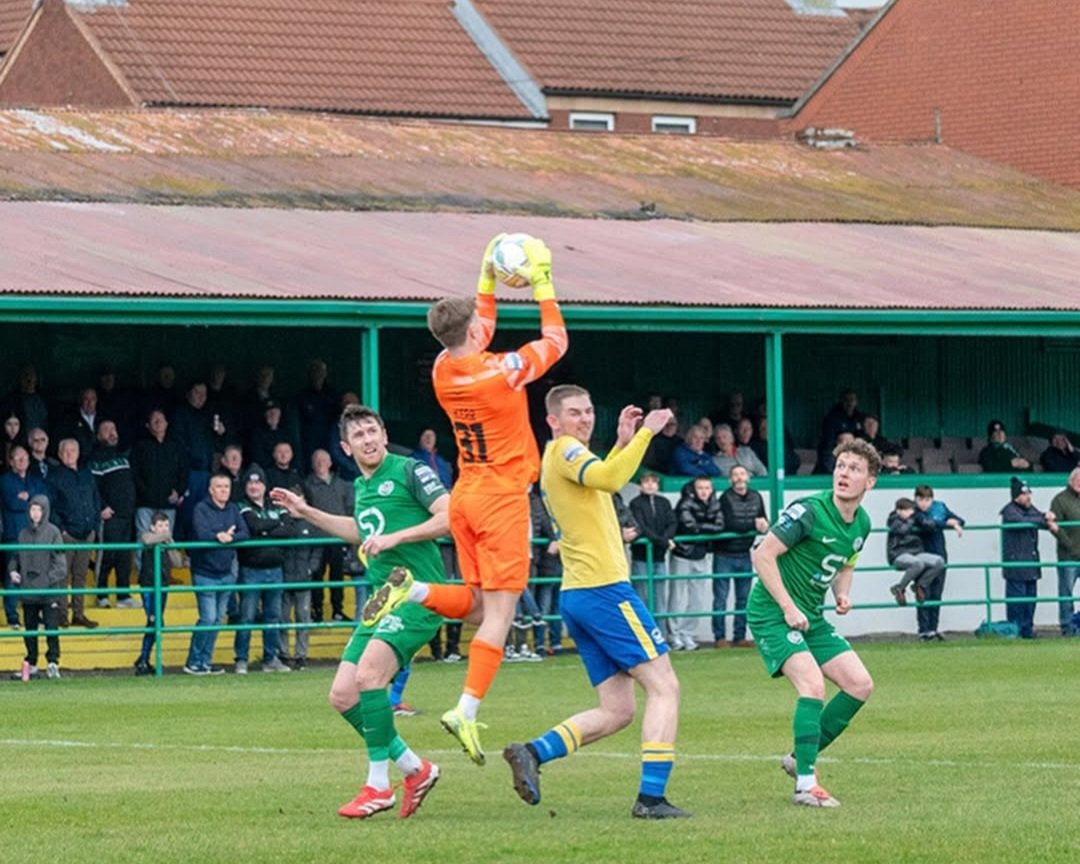 𝙃𝙀𝙍𝙀 𝙏𝙊 𝙎𝙏𝘼𝙔:  📝 🐔🟢
Ryan kerr has agreed to stay at dundela following the expiry of his contract at Crusaders FC.