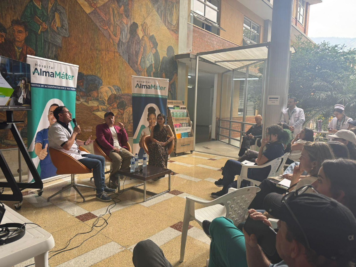#AEstaHora Avanza nuestro encuentro literario donde tenemos como invitado al escritor Carlos Framb, autor de “Del Otro Lado del Jardín”. Marcela Guiral, escritora, docente de @medicina_udea y nuestro especialista en cuidados paliativos, Dr. Carlos Alberto Gallo, acompañan este