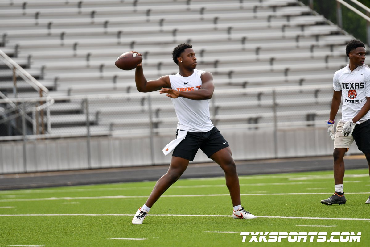 txkSports's tweet photo. @TradarianBall3 big catch from @Gregory_T_2 in 7v7 action against Sulphur Springs.  View and download all images from this event at https://t.co/YTa4wKyVBc.  @Eric_Sutton4 @TexasHighFB https://t.co/ojK1uCnR6n