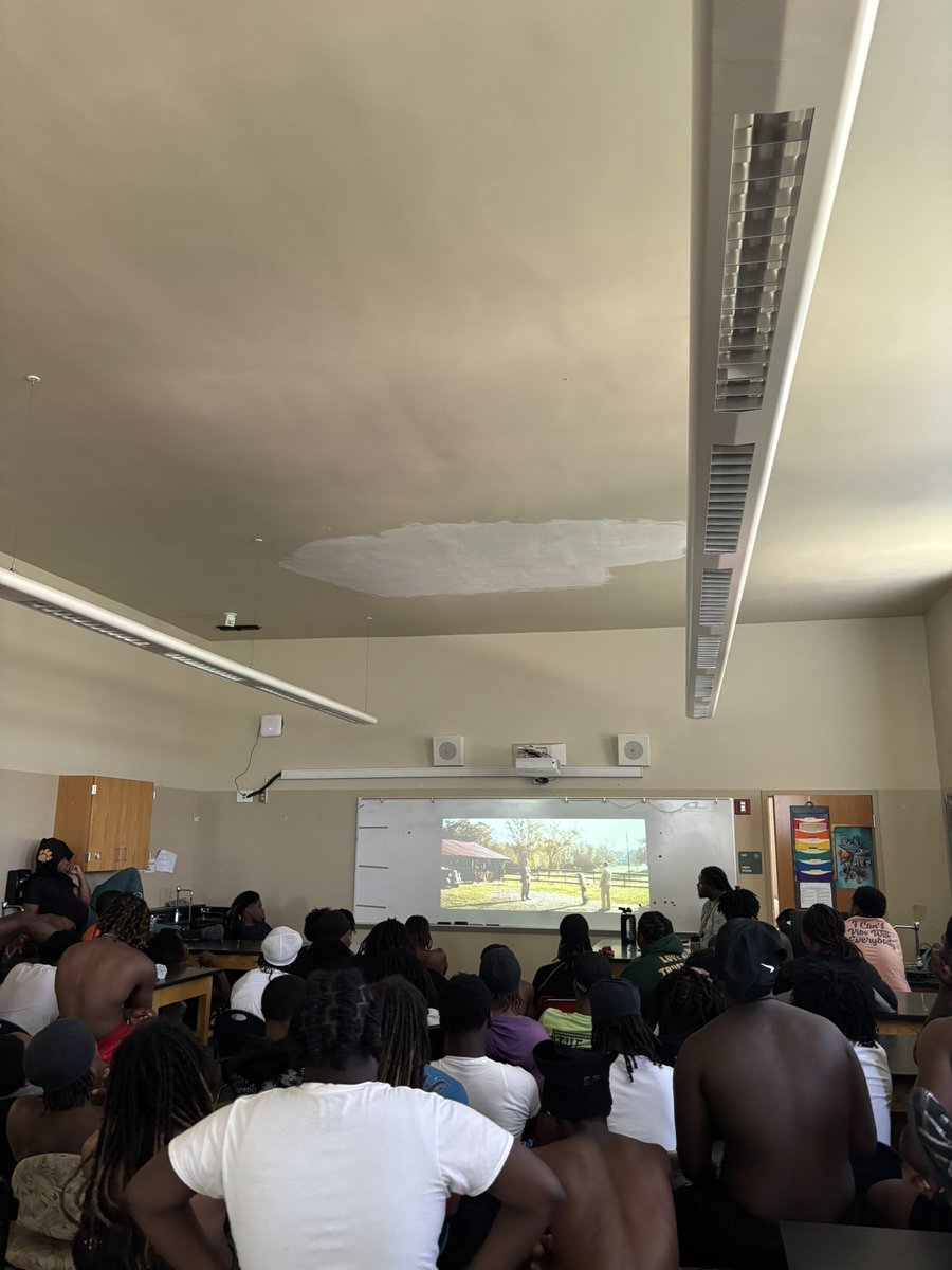 Sosa_migo59's tweet photo. After our Neighborhood run, we are inside watching Remember The Titans team bonding.
#theWITHROWway
#WeComing
🐅 🐾 https://t.co/4F9so7mY1L