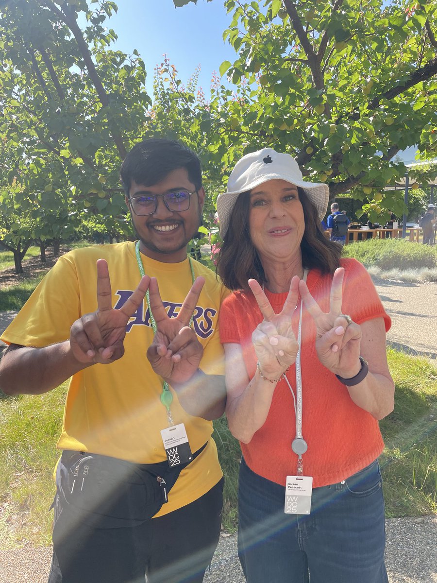 Jeevan2421's tweet photo. Grateful to meet the incredible minds behind innovations at Apple

Susan Prescott – VP of Worldwide Developer Relations

Ester Hare – Sr. Director, Developer Marketing

Leslie Ikemoto – Director of Engineering, Input Experience

Emily Flores &amp; Drew Haas – Accessibility Engineers https://t.co/s9C4KE2ptZ