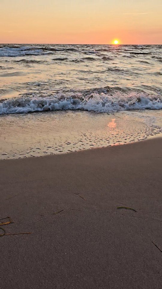 Einen schönen Abend vom Strand auf der Insel #Hiddensee 🏖️🌅

#inselhiddensee #inselliebe #strandliebe #ostsee #hiddenseeforum #hiddensee_moments #inselsehnsucht #sonnenuntergang #sonnenuntergangammeer #balticsea #sunsetlovers #balticsealove - Link zum #… instagr.am/p/DKxfMpIqMmH/