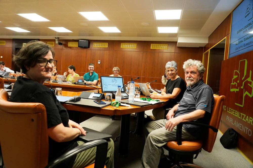 ‼️#Lanartea|k agerraldia egin du Gasteizko Legebiltzarrean gaur. Kulturan euskaraz ari diren sortzaileen lan baldintzak duintzeko neurriak proposatu ditu. 

🗣️ Amagoia Gurrutxaga (<a href="/lanartea/">lanartea</a>): «Uko egiten dugu minorizatzen eta prekarizatzen gaituen edozein sistema normalizatzeari»