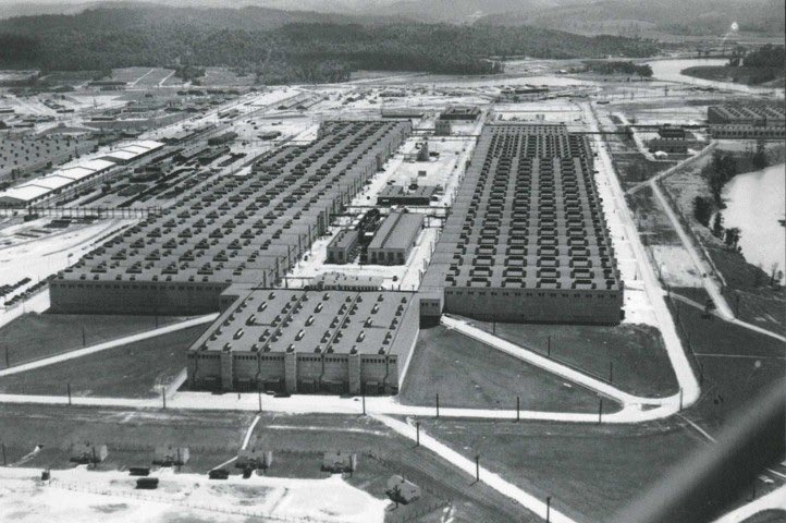 AsherReddtv's tweet image. Over 80 years after scientists of the ‘Manhattan Project’ harnessed the power of the atom to end World War II, the top secret worksite of the 1940’s has a new mission… to dominate #AI before China does.
The first phase of America’s newest uranium enrichment facility opened a…