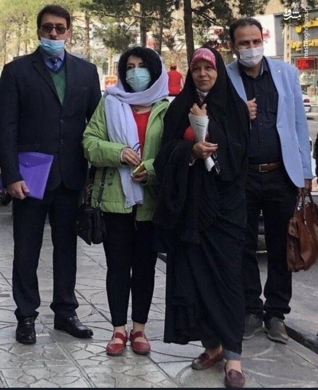 <a href="/OfficialToomaj/">توماج صالحی🌋</a> شماها که با هم متحدید. کی جلوی اتحادتونو گرفته؟ تو با نرگس می‌پری. نرگس با فائزه، فائزه هم با مجتبی خامنه‌ای. کجای اتحادتون خراب شده؟!
از ۵۷ با هم بودید. کله‌گنده‌هاتون کشور و ثروتش رو برداشتن. شما کوچولو موچولوها هم یه شاسی‌بلند و کمی شهرتِ وزارت‌اطلاعات‌ساز. فرود بیا قناری!