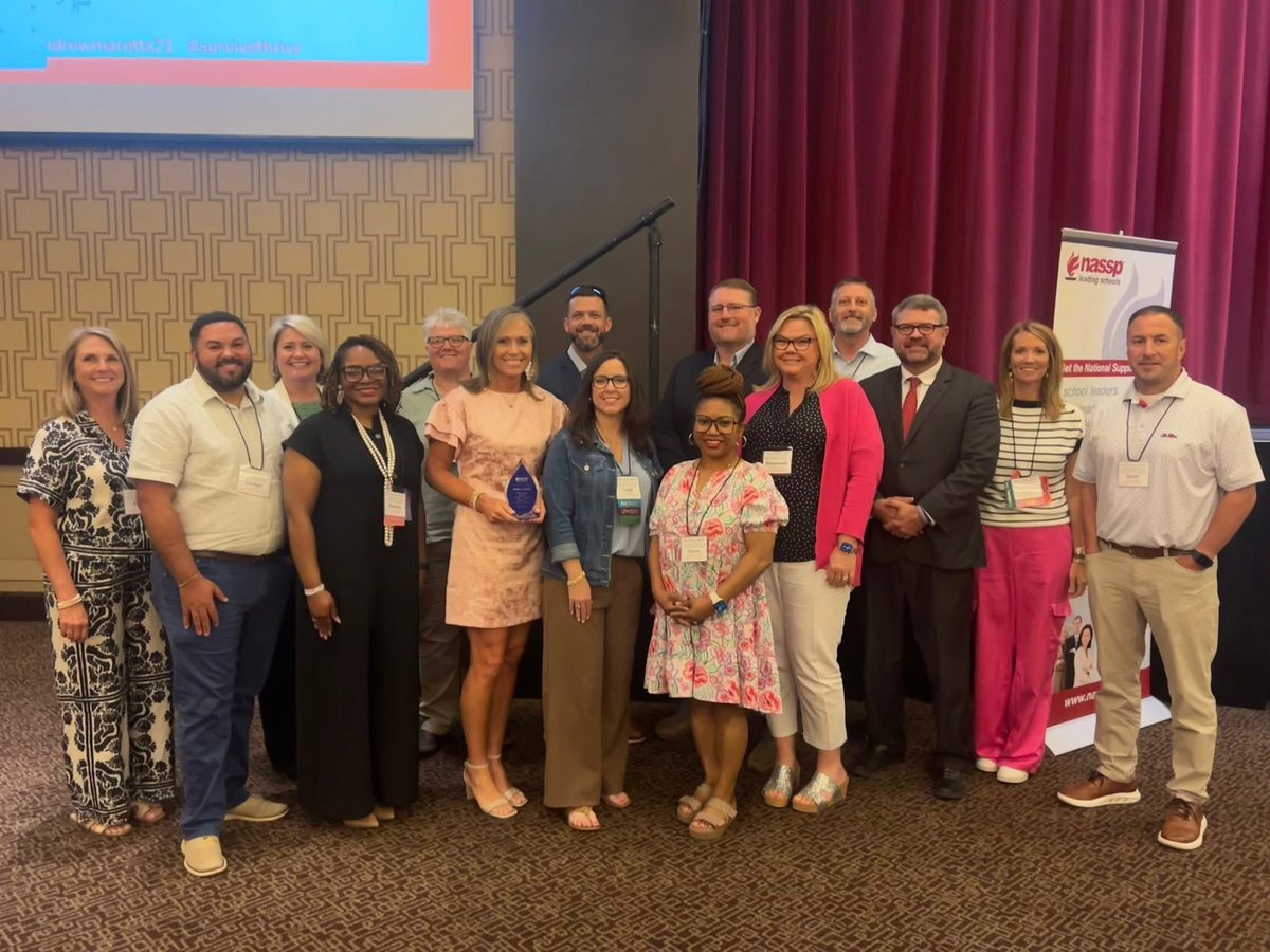 WestLauderdale1's tweet photo. Join us in celebrating Mrs. Robbi Cooper for being named the Mississippi Association of Secondary School Principals - State Middle School Assistant Principal of the Year! 🏆
This honor is more than well-deserved.#uKnighted #MASSP
#lcsdexcellence https://t.co/uSZpQLOlDr