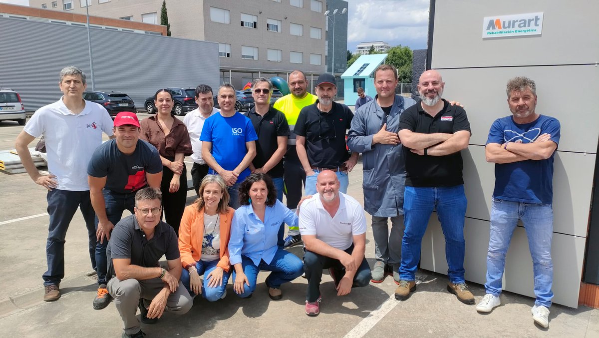 Hoy tuvimos una jornada excepcional. Finalizamos el proyecto #innovacex; enlazamos también  con el proyecto #habitable al dar cabida a nuevas necesidades del sector.  Miembros de <a href="/asefave/">ASEFAVE</a> instalan ventanas observando la eficiencia energética.