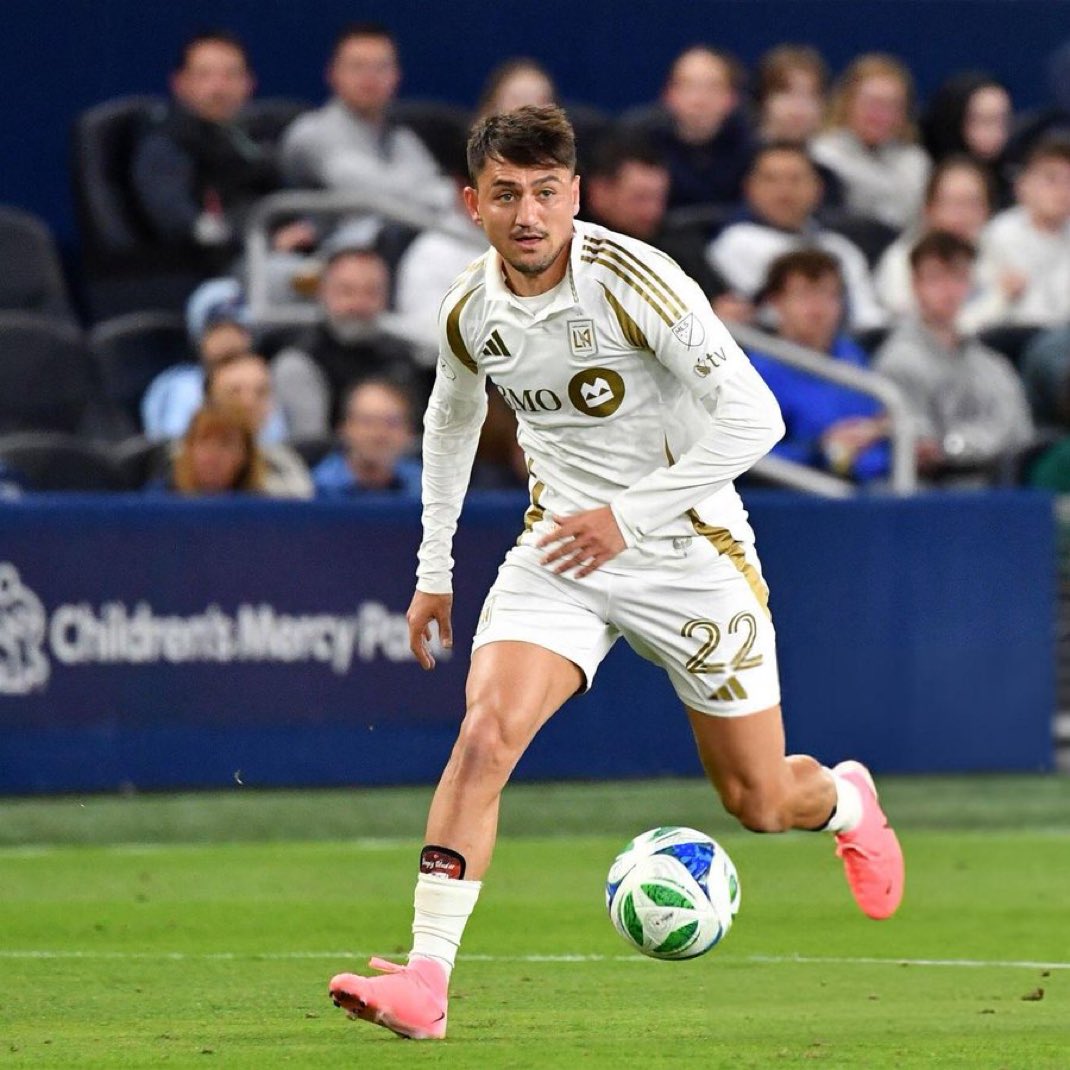 Cengiz Ünder, Fenerbahçe’ye geri döndü.