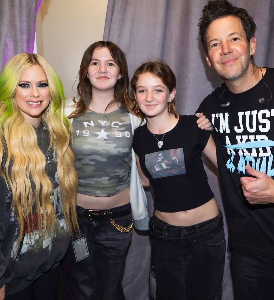 📸| Avril Lavigne in a new photo with Pierre Bouvier and his daughters.

Via Pierre's IG
