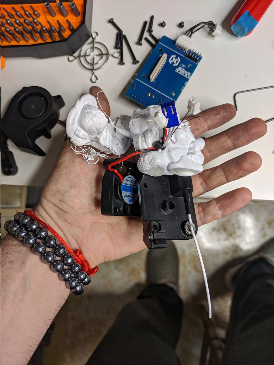 RTypeX's tweet image. Esta noche va a ser larga 😒 qué maravilla la impresión 3d... hasta que peta