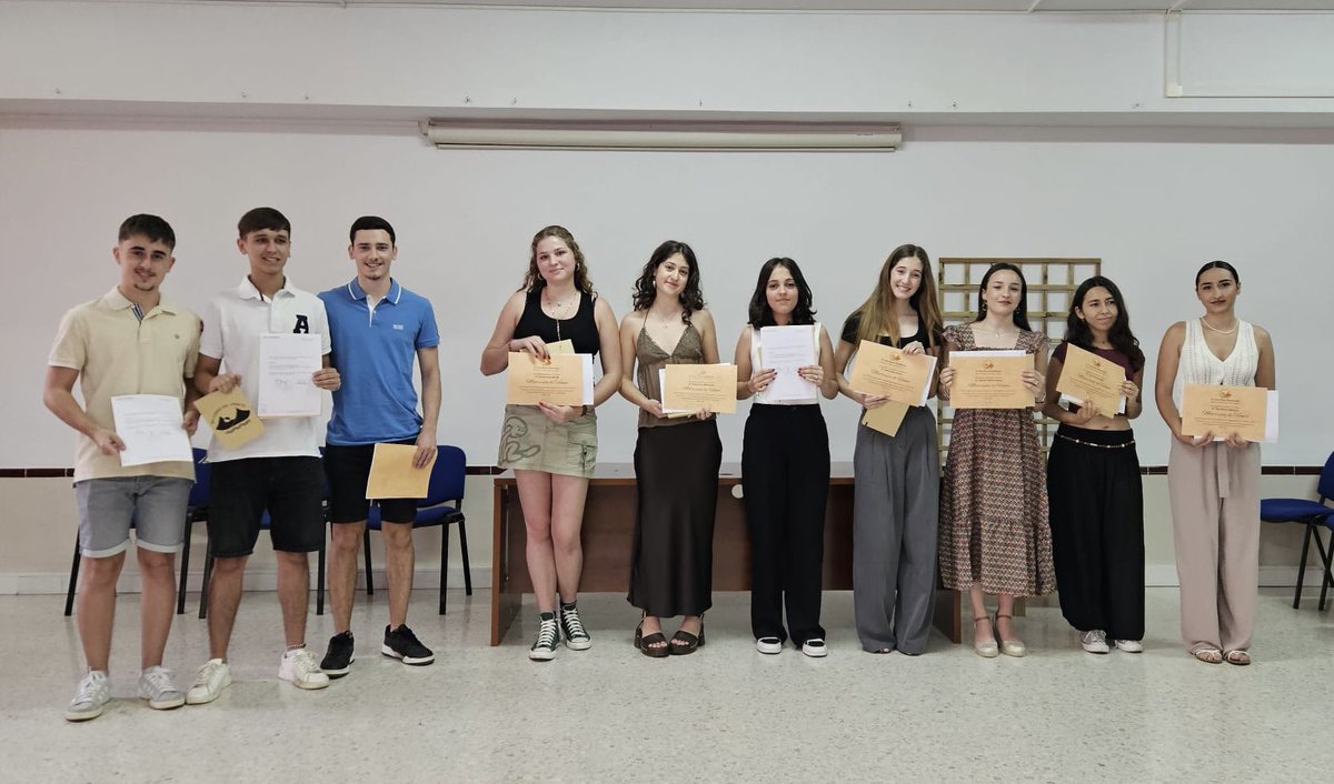 🎓 Felicitamos a nuestros mejores expedientes de 2° de bachillerato con el homenaje y entrega de las Matrículas de Honor. Enhorabuena Lucía, Gabriela, José Javier, David, Jana, Patricia,  Rubén, Marta y Carolina.