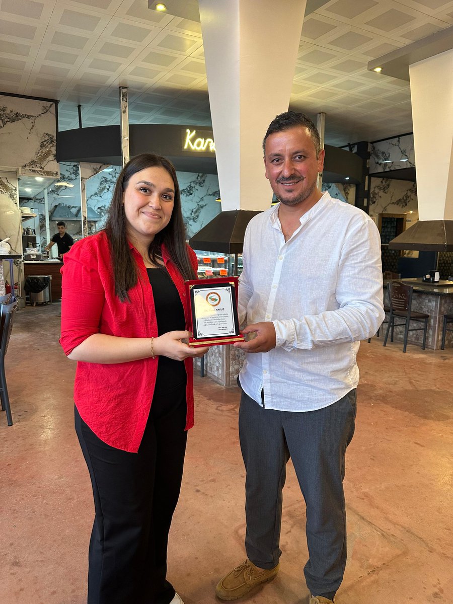 Okulumuzdaki görev süresini tamamlayarak eğitim öğretim dönemi sonunda okulumuza veda edecek olan okul müdürümüz Sayın İlker BAYKIN ile akşam yemeğinden. Kendisine yeni görevinde başarılar dileriz. Bizlere eşlik eden muhtarımız Sayın Faruk İLHAN ve tüm dostlara teşekkür ederiz.