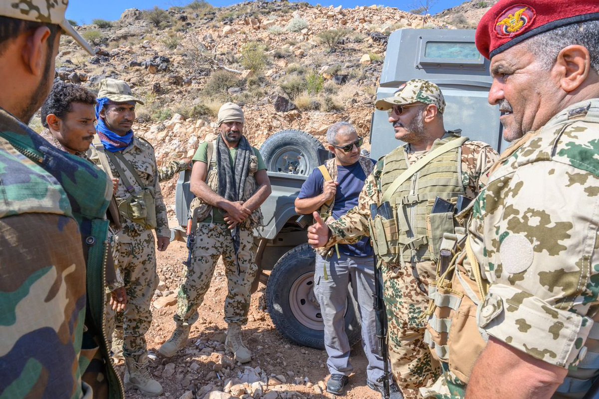 طارق طلع طارق نزل طارق ذهب 
طارق طارق طيب على الأقل تذكروا أين أنتم وأين طارق انكم خرجتوا من أجل رحيله ف رحلتوا انتم هاربين إلى كل دوله مشردين بلا كرامة وطارق في وطنه يقاتل من اجل تعودوا إلى وطنكم ي صعاليك بدل ما انتم بلا كرامة في كل دوله 
سلام الله عليك ولعن.تي على دنق الساحات