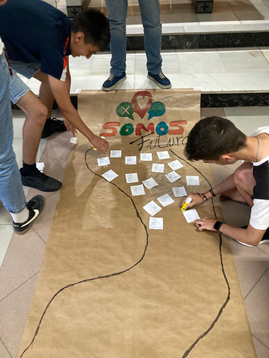 Hoy en la #ESO hemos tenido una pequeña celebración para cerrar el curso pastoral sobre el lema de este año #SomosFuturo
