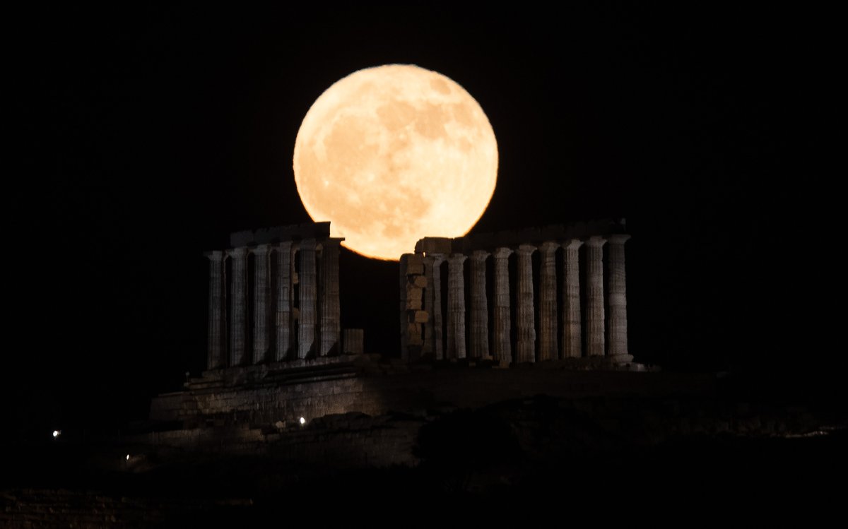 lolosmarios's tweet photo. The full moon, known as Strawberry moon, rises over the Temple of Poseidon on Cape Sounion.
#fullmoom
11-6-25 https://t.co/PRShWiZGeR