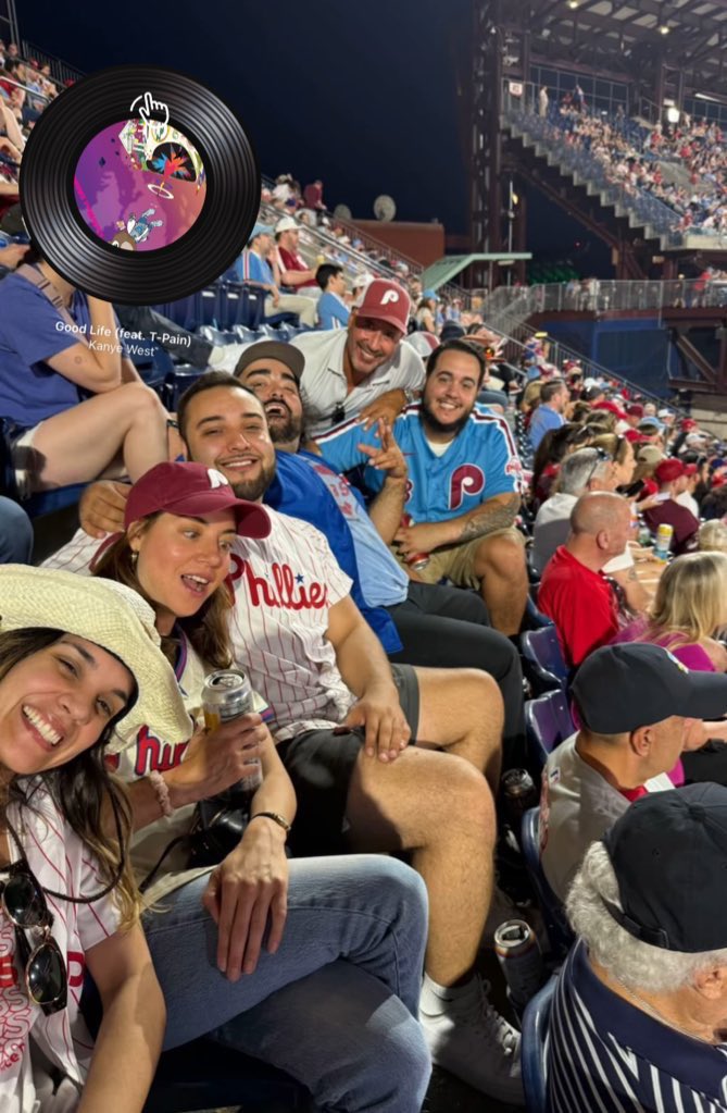 aubreyplzabr's tweet image. Nova foto da Aubrey Plaza e sua família assistindo um jogo de beisebol na Filadélfia ontem à noite 💜