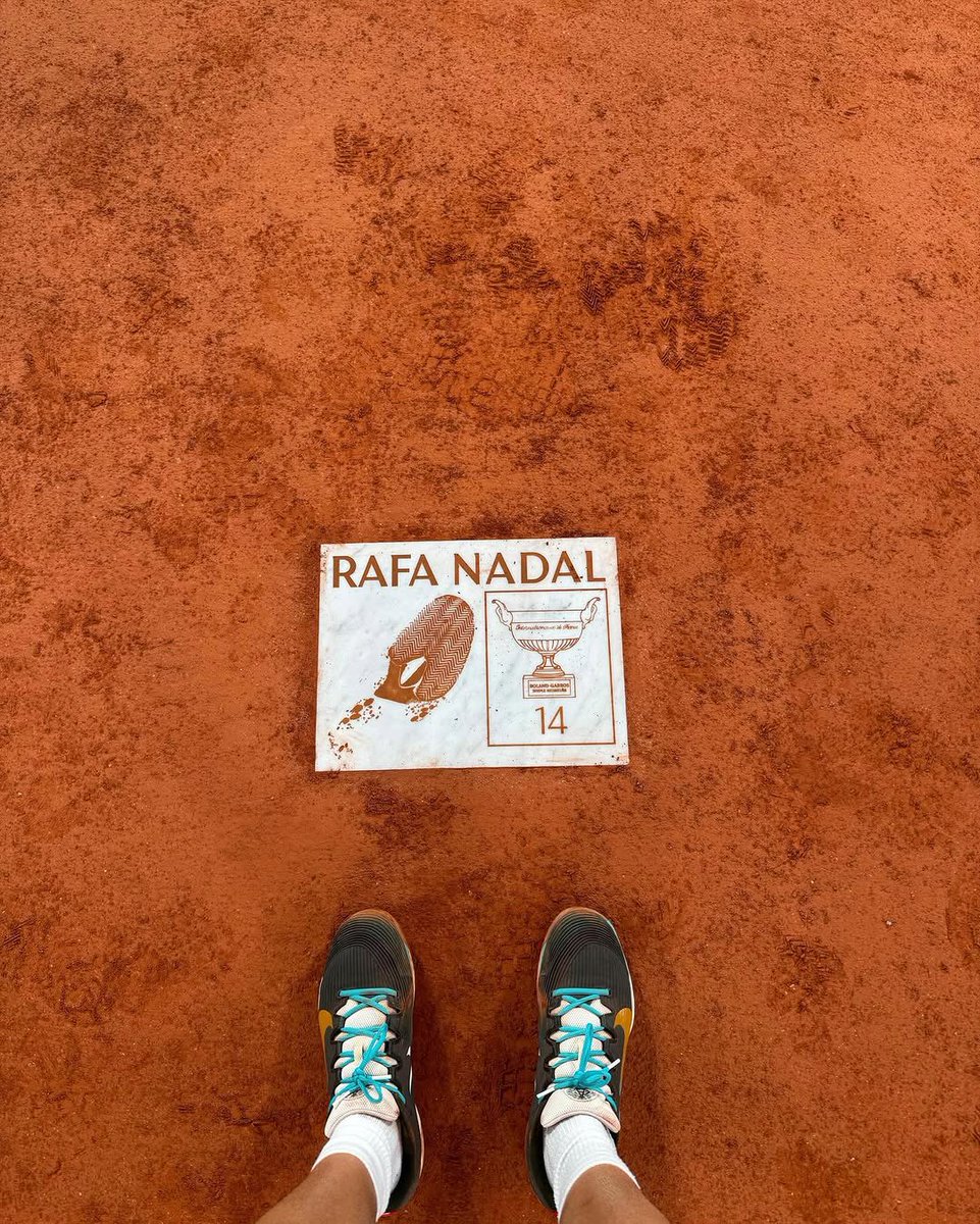 En plus du titre, Carlos Alcaraz est parti avec un autre souvenir de Roland-Garros. 🧡🇪🇸

📸 <a href="/carlosalcaraz/">Carlos Alcaraz</a>