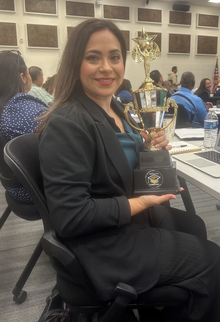 Rockets120's tweet image. 🎉 Rayburn Elementary wins the @McAllenISD Golden Post Award! 🏆 Huge thanks to Mrs. Charlotte Hollinger for her amazing work on social media and our website. Your dedication shone a spotlight on Rayburn this year! #RayburnElementary #GoldenPostAward #ThankYouMrsHollinger