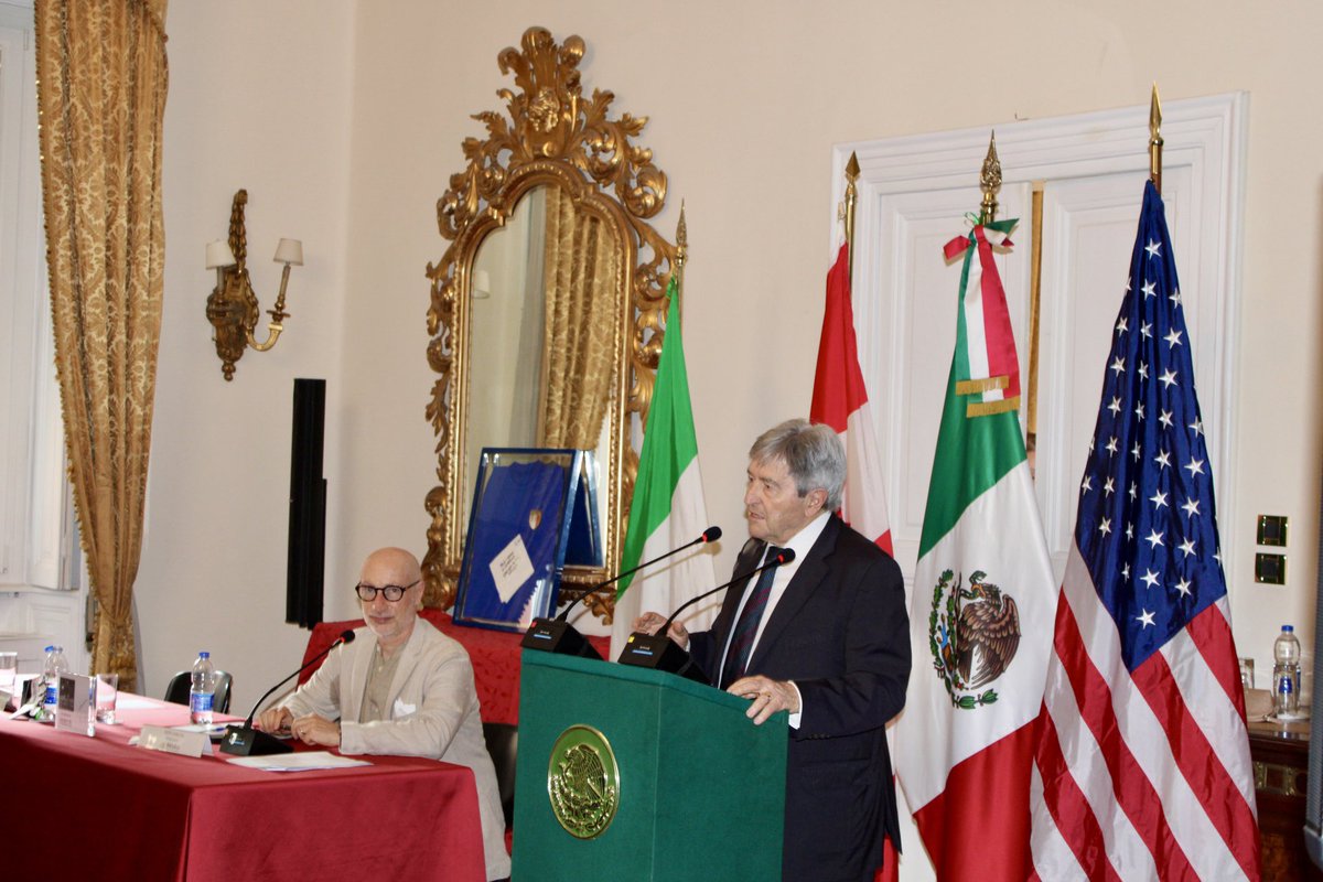 Embamex Italia (@embamexita) on Twitter photo 📸 En un ejercicio de diplomacia pública y deportiva, las Embajadas de 🇲🇽, 🇺🇸 y 🇨🇦 en 🇮🇹 llevaron a cabo de manera conjunta en <a href="/EmbaMexIta/">Embamex Italia</a> el evento “A un Año del Mundial 2026”.
Casa llena con autoridades deportivas, ex-jugadores, periodistas y público en general.⚽️
#IlCalcio 📸 En un ejercicio de diplomacia pública y deportiva, las Embajadas de 🇲🇽, 🇺🇸 y 🇨🇦 en 🇮🇹 llevaron a cabo de manera conjunta en <a href="/EmbaMexIta/">Embamex Italia</a> el evento “A un Año del Mundial 2026”.
Casa llena con autoridades deportivas, ex-jugadores, periodistas y público en general.⚽️
#IlCalcio