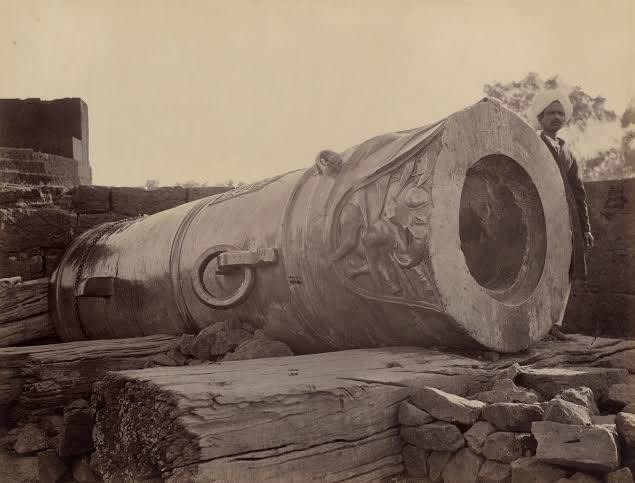 Situated atop the rugged hills of Bijapur, India, this imposing cannon, known as the Malik-e-Maidan, was forged from one piece of copper in the late 16th century during the reign of the Muslim Adil Shahi dynasty. As one of the largest surviving medieval cannons.

Tarikh-i Hind