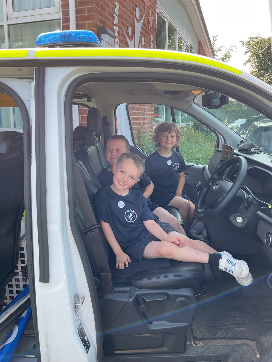 Alongside Team Mars, Team Earth also had the opportunity to explore the police van and uniforms today. it was lovely to explore jobs in our community. A big thank you to PCSO’s Carlos and Amy for visiting us.