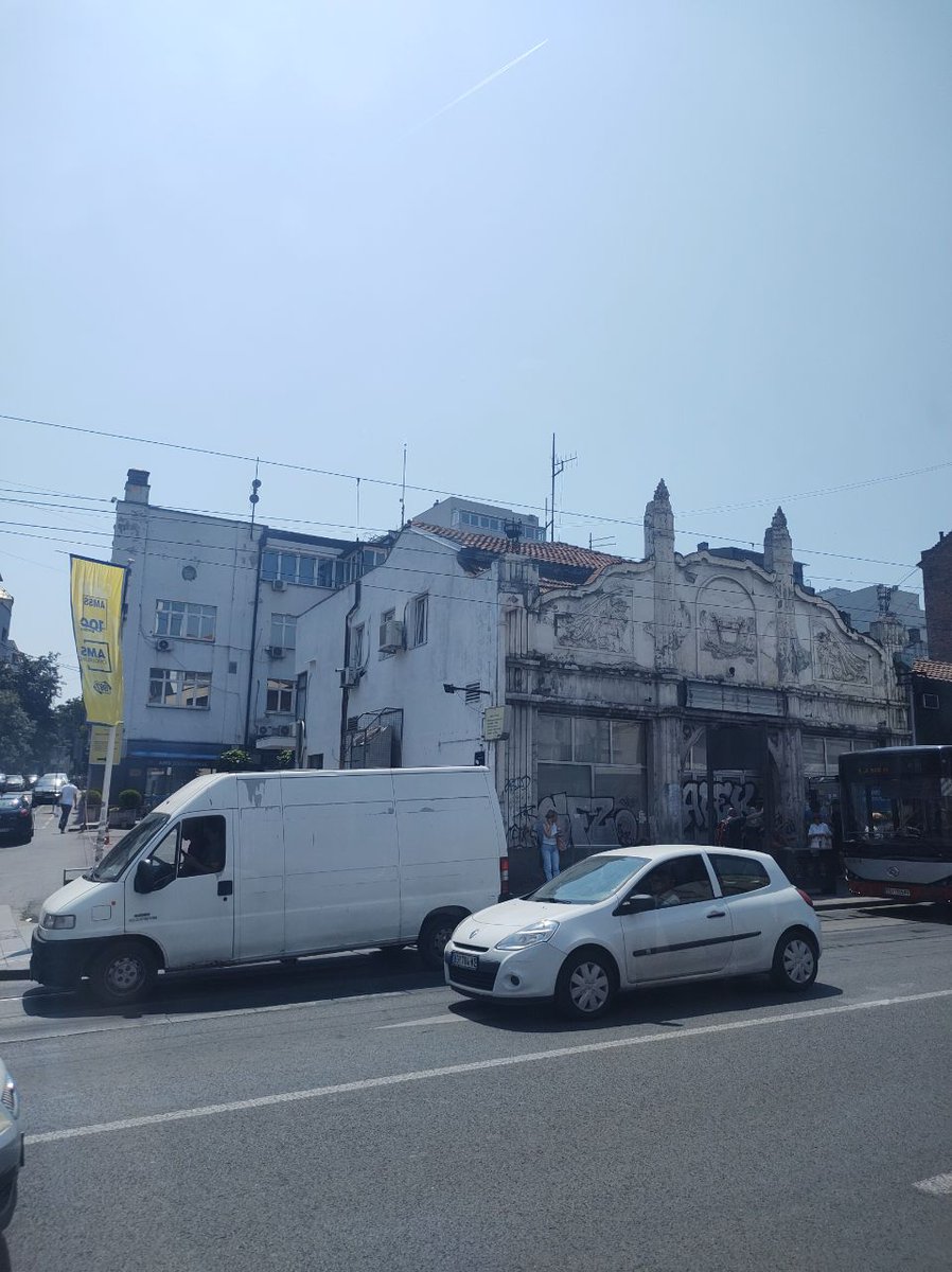 Dok sam se bavio izborima u Zaječaru prošao je projekat kojim se ruši vila stara 100 godina u Ruzveltovoj 16 na Zvezdari gde je stanica javnog prevoza i zamenjuje staklenom bezdušnom kockom od 9 spratova.

SNS+SPS+SRS vlast neumorno nastavlja uništavanje Beograda i Zvezdare!!!