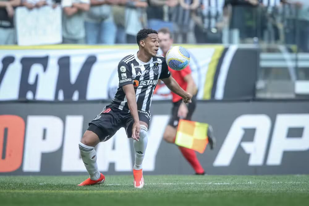 O Al Wasl, dos Emirados Árabes, vai desembolsar cerca de 400 mil dólares (R$ 2,2 milhões) pelo empréstimo do atacante Brahian Palacios.

O valor fixado gira na casa dos cinco milhões de dólares (R$ 27 milhões), por 70% dos direitos econômicos.

🗞️ <a href="/geglobo/">ge</a> | <a href="/Andre_Frehse/">André Frehse Ribas</a> 
📸