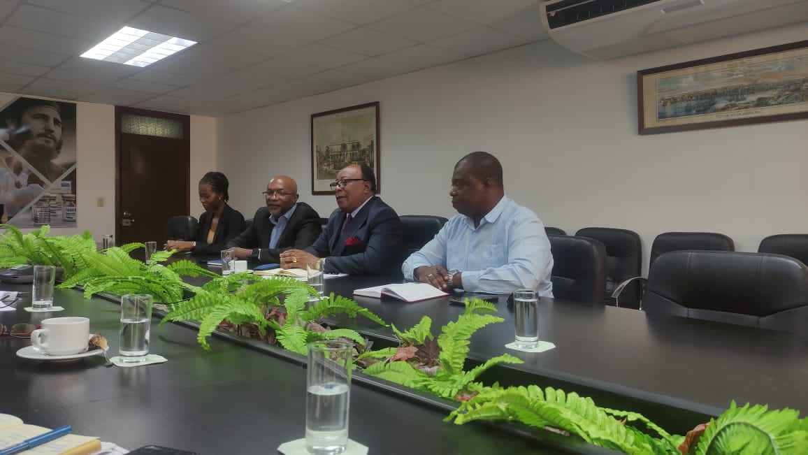 En el <a href="/MINSAPCuba/">Ministerio de Salud Pública de Cuba</a> sostuvimos fraternal encuentro con embajador de la República de Guinea Ecuatorial en 🇨🇺
📌Evaluamos la colaboración en materia de #Salud 
📌Acordamos impulsar la cooperación entre nuestras naciones para fortalecer los lazos de amistad entre 🇨🇺 y 🇬🇶
#CubaCoopera