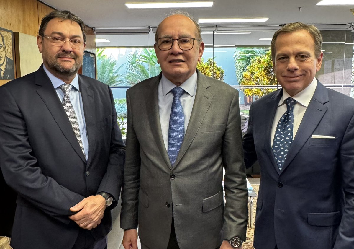 Em visita ao Ministro do STF Gilmar Mendes, Sérgio Longen, Presidente da FIEMS e vice-presidente da CNI, e eu, discutimos temas ligados ao desenvolvimento econômico do Brasil, com foco na importância da segurança jurídica para a expansão do setor produtivo e geração de empregos