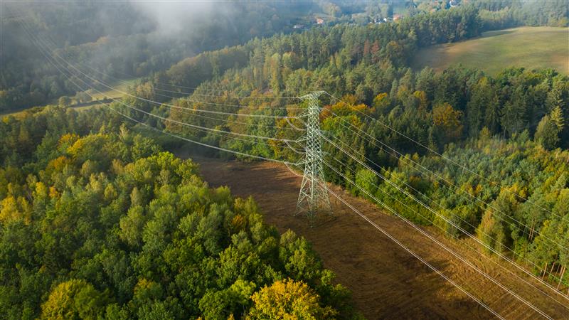 BCIE_Org's tweet photo. ⚡️ Impulsamos el fortalecimiento energético de Honduras

Con una aprobación de US$165.0 millones, apoyamos la ejecución del Programa de Transmisión Eléctrica, Etapa I, que beneficiará a más de 2 millones de hondureños con un servicio eléctrico más seguro, confiable y eficiente. 🔋💡

El impacto de la iniciativa contempla:
📌 Cerca de 122 km de nuevas líneas de transmisión
📌 Nuevas y ampliadas subestaciones
📌 Mayor estabilidad y capacidad de respuesta del sistema

Conoce más: https://t.co/rxfUAQpfzJ 

#BCIEMotorDeLaTransformaciónPositiva
_________

⚡️ We promote energy strengthening in Honduras

With an approval of US$165.0 million, we are supporting the implementation of the Electricity Transmission Program, Phase I, which will benefit more than 2 million Hondurans with safer, more reliable, and more efficient electricity service🔋💡

The impact of the initiative includes: 
📌 Approximately 122 km of new transmission lines 
📌 New and expanded substations 
📌 Greater system stability and responsiveness

Find out: https://t.co/v1X6ApwYkR

#CABEIEngineForPositiveTransformation