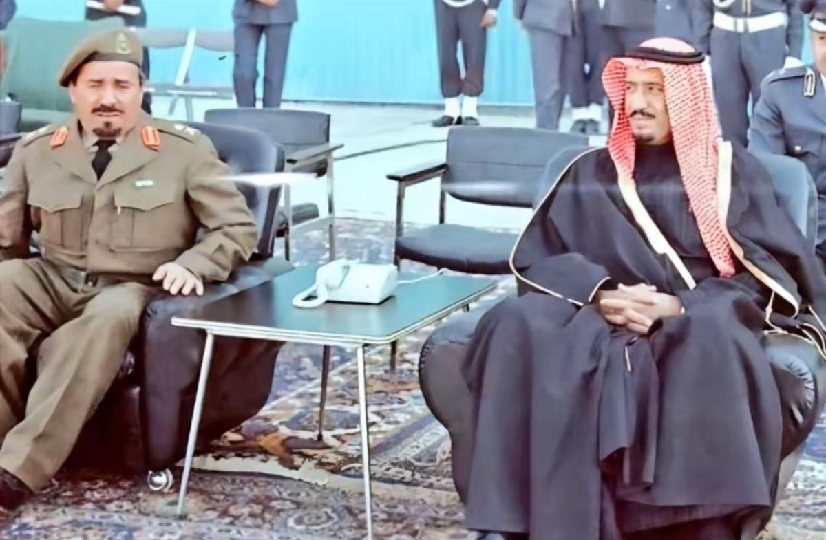 الفريق سعيد بن محمد العمري  في صورة تذكارية مع الملك سلمان .
ذلك الرجل العظيم والشخصية الفريدة في الشجاعة والاقدام والكرم والإخلاص لولاة الأمر ، تميز بقوة الشخصية والقيادة الحازمة ، رجل  المهمات الصعبة . وصاحب الجهد الكبير في تأسيس الجيش السعودي رحمه الله وأسكنه فسيح جناته .
