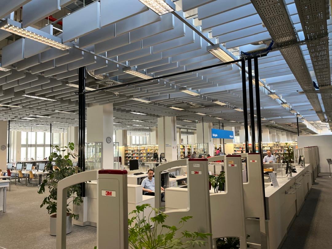 Ce mercredi 11 juin 2025, la mission inter-universitaire de #UMa se poursuit, par des rencontres avec les responsables de l’Université des Sciences Appliquées de Berlin (Allemagne) et la visite des infrastructures comme la bibliothèque et le laboratoire mobile situé dans un bus.