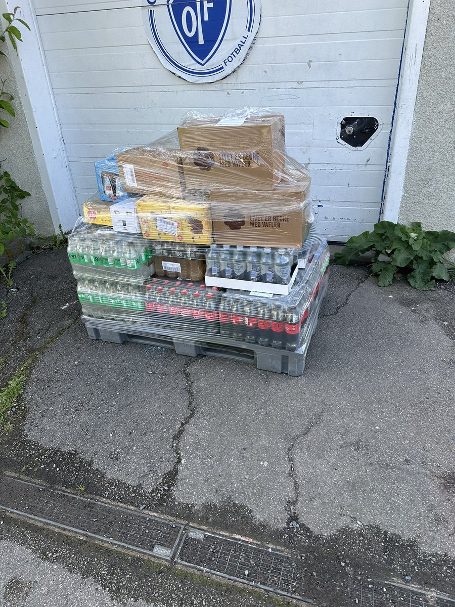 Ble bursdag i år også. 

05:00 Opp og stå. 3 barn skriker og kjefter til 07:30. 

08:30 Jobb. Sette opp 3v3 banen for 78 gang på 2 uker. Ødelagt hver dag. 

11:00-11:30 Lunsj på flisekompaniet. Skal pusse opp. 

12:00 Fylle på varer i kiosk. 

17:00 Trene 34 jenter. 

Nå sove.