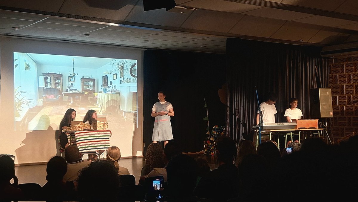 CPRRegionMurcia's tweet photo. Esta tarde hemos asistido al estreno mundial de: "Atrapada en la red", de la compañía🎭 #LOVA 👉 "Las leyendas del mar", del CEIP Río Segura  #JavalíNuevo
Enhorabuena profes y alumn@s. 👏👏👏 Gracias por invitarnos 🤗
@Educarm @proyectolova @sifopcarm @ProgramasRM @Teatro_Real https://t.co/zhoHT55bci