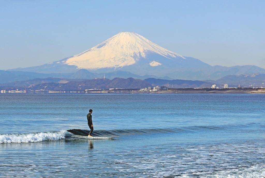 Essential elements only: clean knee-slappers, an 11-foot glider, and Mount Fuji as backdrop. Seitaro Nakamura, winter 2021, Japan. Photo by Tatsuo Takei.

surfersjournal.com/editorial/seit…