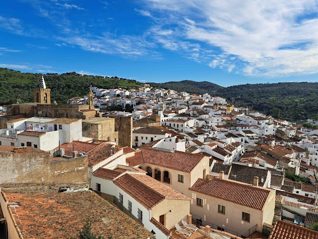 🔵 Aroche 🔵

ℹ️ Aroche es un pueblo de Huelva, ubicado en el parque natural sierra de Aracena y picos de Aroche, que combina historia, cultura y naturaleza

undestinoentremismanos.com/2024/03/que-ve…
