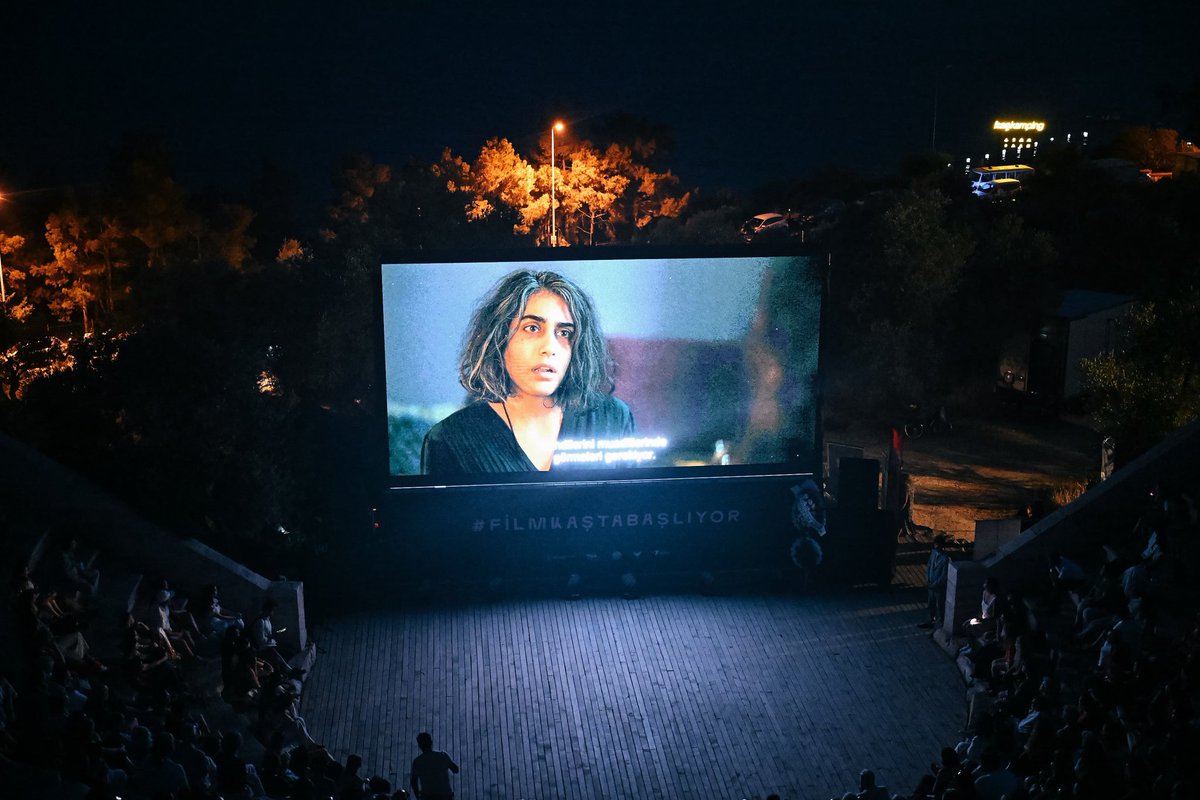 📍Kaş Antiphellos Antik Tiyatrosu

📽️Film Kaş'ta Başlıyor mottosuyla bu  yıl dördüncüsü düzenlenen Kaş Uluslarası Film Festivali,  Valimiz Hulusi Şahin'in katıldığı açılış programıyla sanatseverlere kapılarını araladı.

⛵Kaş'ın eşsiz coğrafyasında sinemanın büyülü dünyasına bir