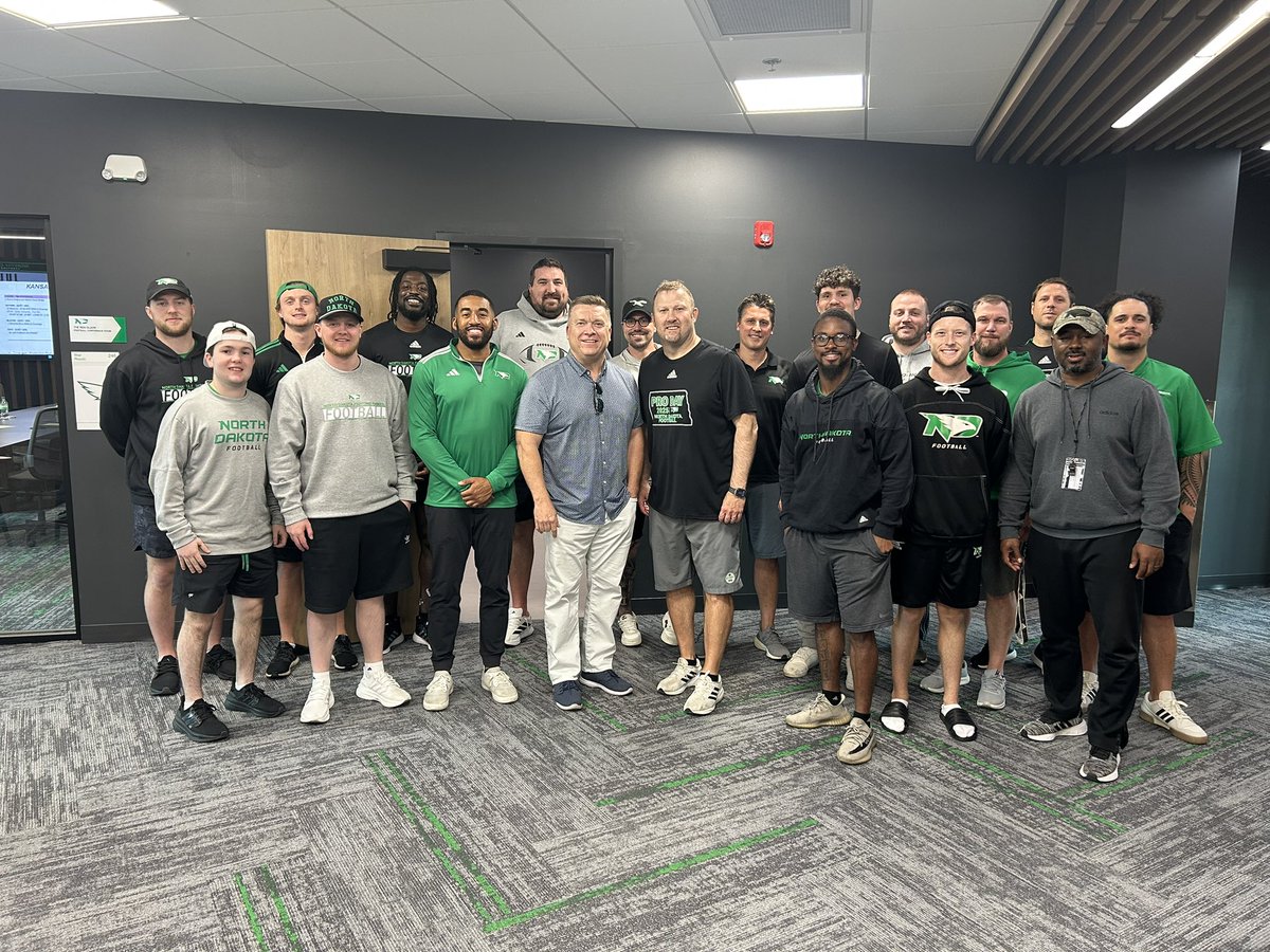 Awesome to have former UND RB Ross Almlie stop by the office today! Part of some great teams in the early 90’s! #JYDs #LGH #UNDProud