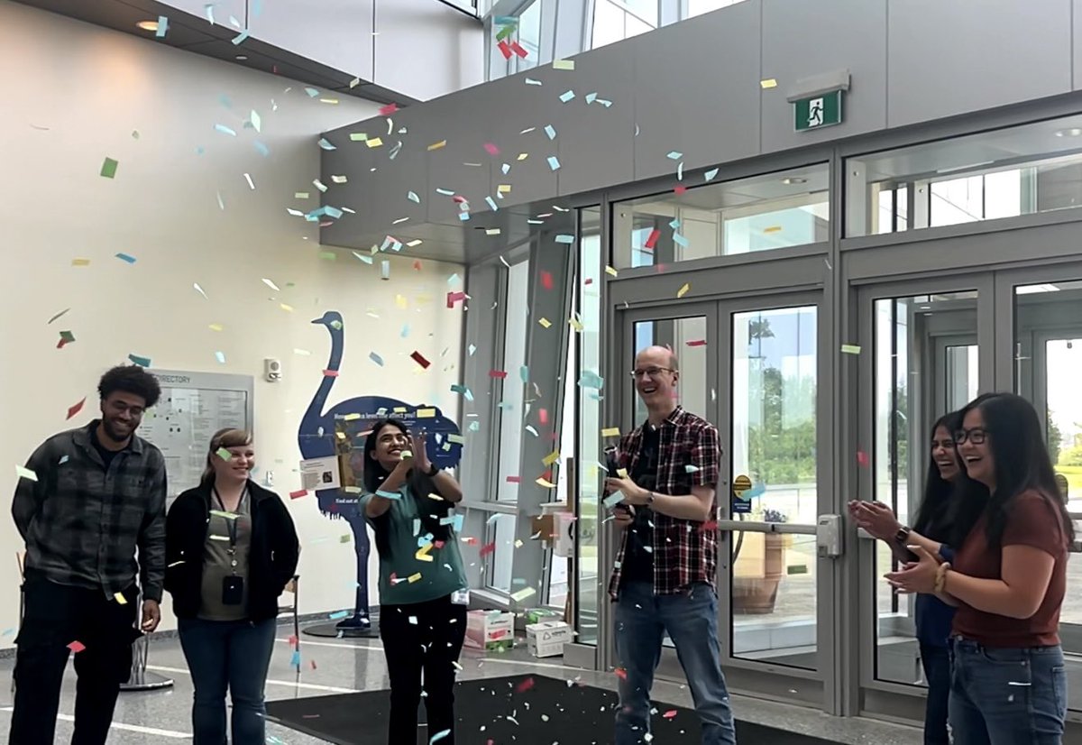 R01 Notice of Award comes in, confetti canon comes out! Thank you <a href="/NatEyeInstitute/">NEI</a> 
<a href="/UMassBoston/">UMass Boston</a> 
#vision
#research 
#NEIfunded
🪰👀